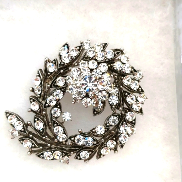 Vintage Rhinestone Leaf Design Brooch - Picture 1 of 4